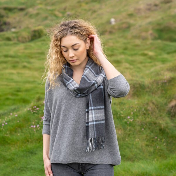 193-Merino-Wool-Scarf-Charcoal-Grey-Blue-Plaid-4